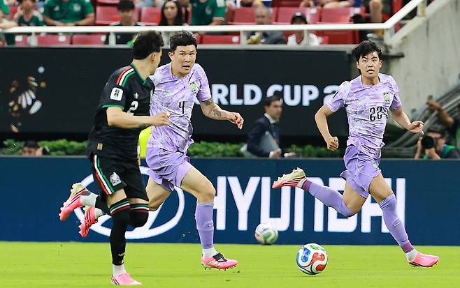 대한민국 축구국가대표팀 김민재가 18일(현지시간) 멕시코 할리스코주 사포판 과달라하라 스타디움에서 열린 2026 북중미 월드컵 A조 조별리그 2차전 대한민국과 멕시코의 경기에서 드리블을 하고 있다. 이날 경기는 대한민국이 멕시코를 상대로 0-1로 패했다. 뉴스1