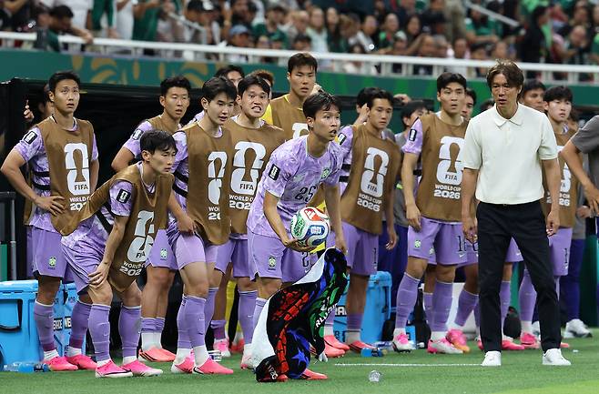18일(현지 시간) 멕시코 과달라하라 스타디움에서 열린 2026 북중미 월드컵 조별리그 A조 대한민국과 멕시코의 경기, 대한민국 벤치에서 선수들이 롱스로인을 시도하는 엄지성을 바라보고 있다. 사진 = 뉴시스
