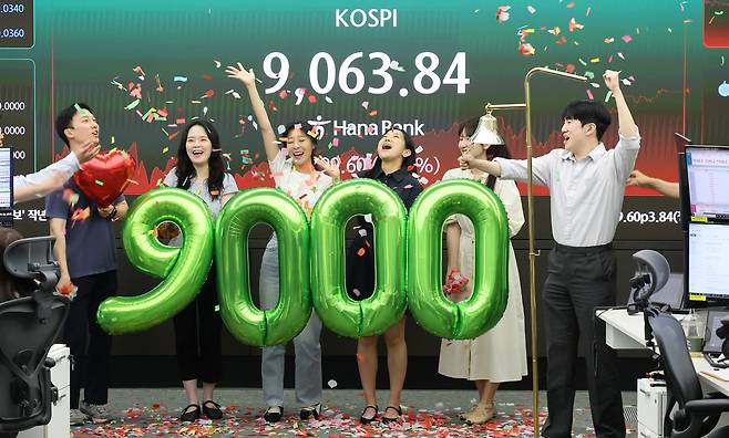 18일 서울 중구 하나은행 본점 하나인피니티서울에서 직원들이 코스피 9000 돌파 기념 타종 세리머니를 하고 있다. 뉴시스(공동취재)