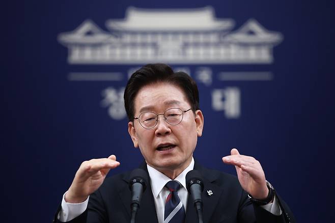 이재명 대통령이 6월19일 청와대 춘추관에서 열린 G7 참석·유럽 순방 결과 브리핑에서 취재진 질문에 답하고 있다. ⓒ연합뉴스