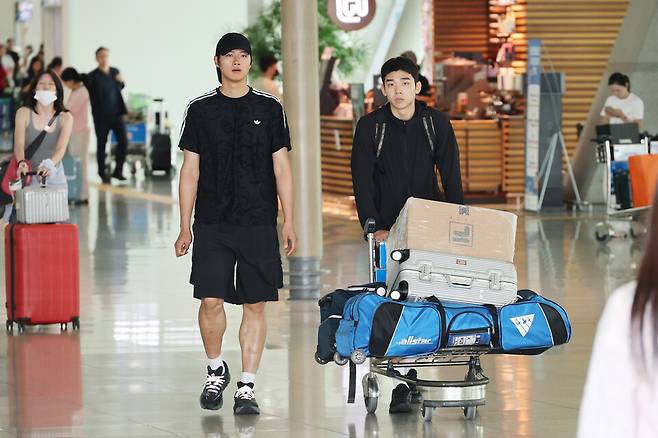 잠실 개표소 봉쇄 시위로 인해 개인 장비를 급하게 조달해 국제대회에 출전하는 펜싱 국가대표 오상욱이 뉴델리 아시아선수권대회 참가를 위해 16일 인천국제공항을 통해 출국하고 있다.ⓒ연합뉴스