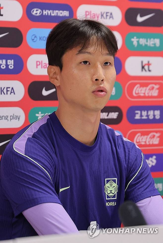 멕시코전 다음날 기자회견하는 엄지성 (사포판[멕시코 할리스코주]=연합뉴스) 류영석 기자 = 멕시코와 2026 북중미 월드컵 A조 조별리그 2차전을 치른 한국 축구 국가대표팀 엄지성이 19일(현지시간) 멕시코 과달라하라 인근 사포판의 치바스 바예 베르데에서 훈련을 하기 앞서 취재진 질문에 답변하고 있다. 2026.6.20 ondol@yna.co.kr