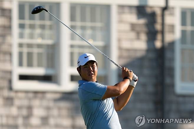 샷 바라보는 김주형 [AP=연합뉴스]