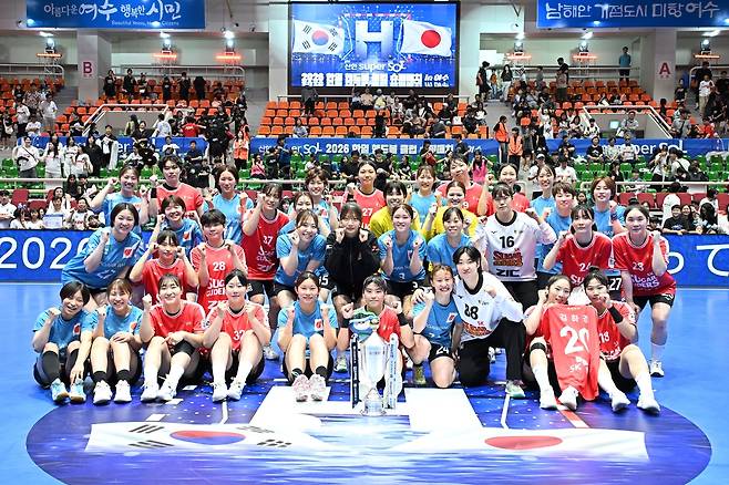 기념사진 찍은 SK슈가글라이더즈와 가가와은행 선수들 [한국핸드볼연맹 제공. 재판매 및 DB 금지]
