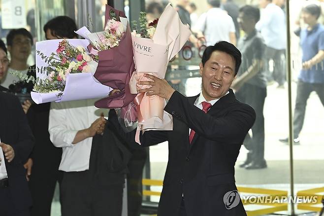 시청 출근하며 꽃다발 받은 오세훈 서울시장 (서울=연합뉴스) 이지은 기자 = 오세훈 서울시장이 4일 서울시청으로 출근하며 직원들이 준비해 준 꽃다발을 받고 기뻐하고 있다. 2026.6.4 [공동취재] jieunlee@yna.co.kr