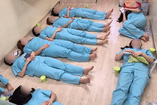 법무부는 지난 17일 충북 청주여자교도소에서 제3차 교정시설 현장 진단을 진행했다. 사진은 이날 교정시설 현장 진단에서 수용복을 착용한 법조기자단이 수용자의 하루 일과를 직접 체험하는 모습. 연합뉴스
