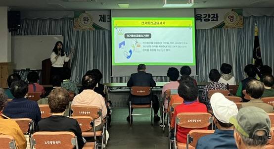 전남신용보증재단에서 운영 중인 전라남도금융복지상담센터가 채무 문제로 어려움을 겪는 도민들의 재기를 돕는 금융복지 안전망 역할을 강화하고 있다. 사진은 전라남도금융복지상담센터가 진도 주민들을 대상으로 금융교육을 진행하고 있는 모습. /전남신용보증재단 제공