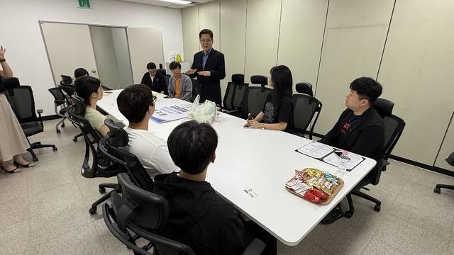 20일 전주시장직 인수위원회를 찾은 전북청소년참정권운동본부 청소년들이 조지훈 당선인의 이야기를 듣고 있다. /박현우 기자