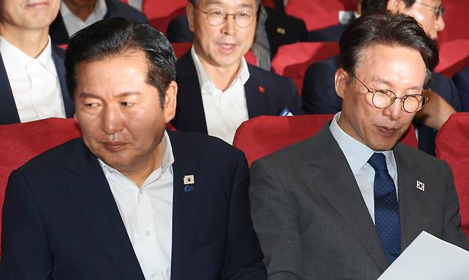 더불어민주당 정청래 대표와 김민석 국무총리가 21일 국회 의원회관에서 열린 6·3 지방선거 단체장 당선자 워크숍에 참석했다. /연합뉴스