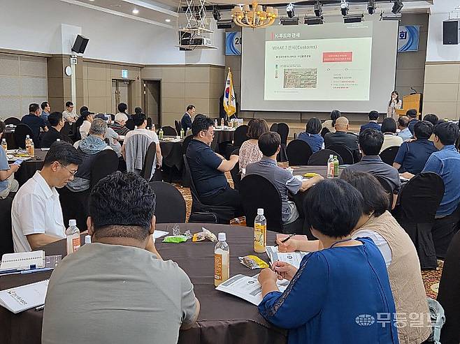 전남식품수출협회는 지난 15일 나주 중흥골드스파리조트에서 60개 회원사와 전남도중소기업일자리경제진흥원 등 유관기관 관계자 100여명이 참석한 가운데 ‘2026년 전남식품수출협회 회원사 수출교육·품평회’를 개최했다. 강승희기자 wlog@mdilbo.com