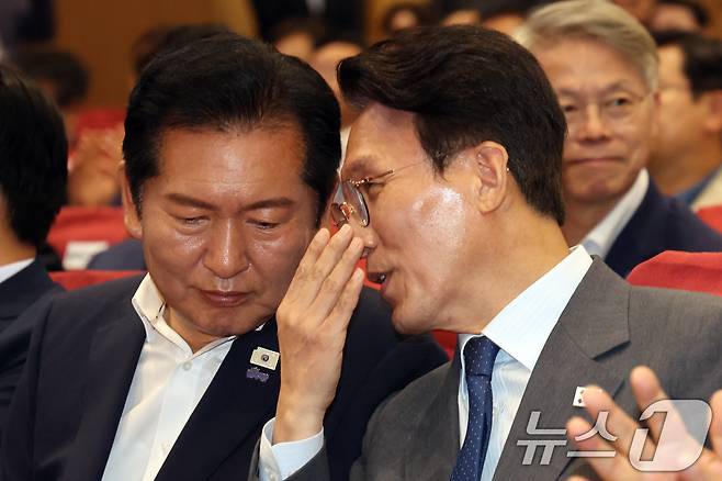김민석 국무총리와 정청래 더불어민주당 대표가 21일 오후 서울 여의도 국회 의원회관에서 열린 '2026 6·3지방선거 단체장 당선자 워크숍'에서 대화를 나누고 있다. 2026.6.21 ⓒ 뉴스1 황기선 기자