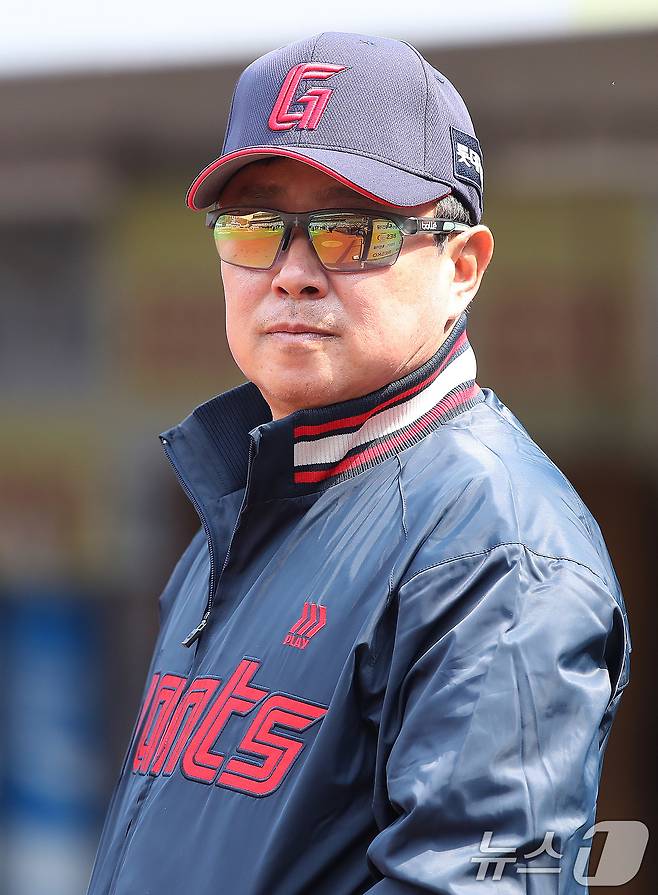 29일 오후 대구 삼성라이온즈파크에서 열린 프로야구 '2026 신한 SOL KBO리그' 롯데 자이언츠와 삼성 라이온즈의 경기, 롯데 김태형 감독이 경기를 지켜보고 있다. 2026.3.29 ⓒ 뉴스1 공정식 기자