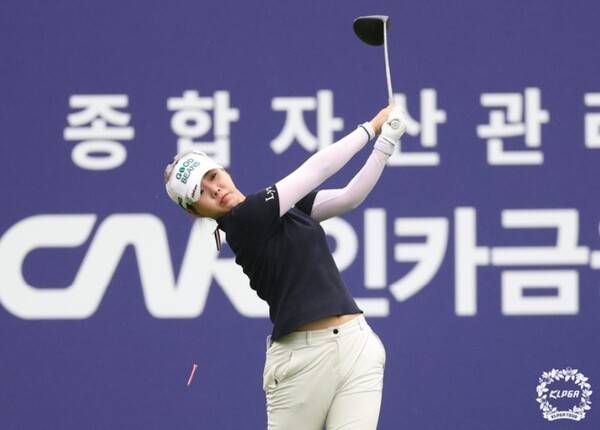 장은수가 보기 없이 버디만 6개를 기록하며 6언더파 66타로 선두 서교림을 3타 차로 추격했다. (장은수가 티샷을 하고 있다). /사진= KLPGA