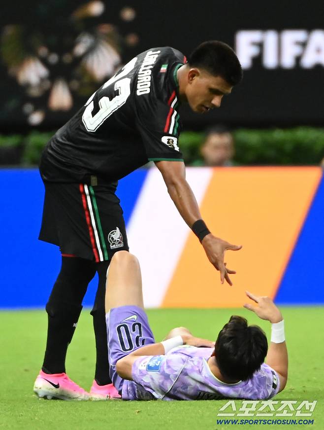 19일(한국시각) 멕시코 과달라하라 사포판의 에스타디오 과달라하라에서 열린 2026 북중미월드컵 대한민국과 멕시코의 경기. 양현준이 가야르도와 공을 다투다 넘어진 후 일으켜 세우려는 그의 손을 뿌리치고 있다. 사포판(멕시코)=허상욱 기자wook@sportschosun.com/2026.06.19/