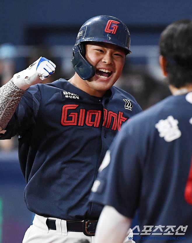 21일 오후 서울 고척스카이돔에서 열린 롯데 자이언츠와 키움 히어로즈의 경기. 4회초 1사 2, 3루 김동현이 스리런포를 친 후 환호하고 있다. 고척=정재근 기자 cjg@sportschosun.com/2026.6.21/