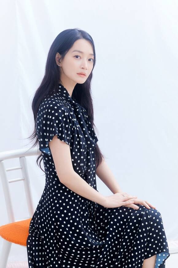 신민아는 "새 드라마 '수목금'을 연말까지 찍을 것 같고 10~11월에 디즈니+ '재혼황후'가 오픈될 것 같다"고 앞으로의 행보도 귀띔했다. /에이엠엔터테인먼트