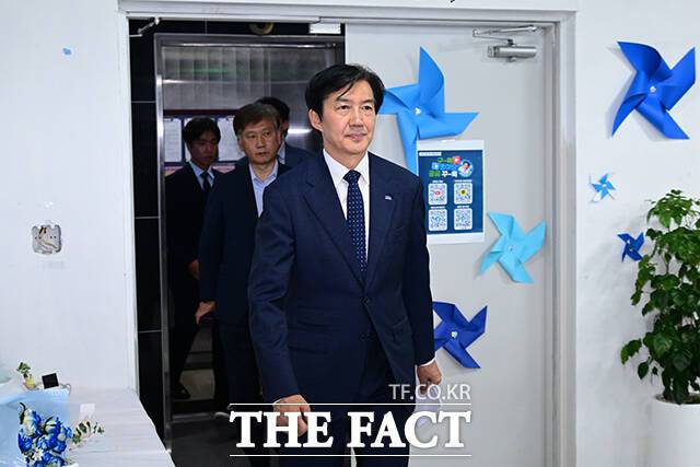 조국 전 조국혁신당 대표는 21일 지난 경기 평택을 국회의원 재선거를 두고 더불어민주당을 향해 해명을 요구했다. /남윤호 기자