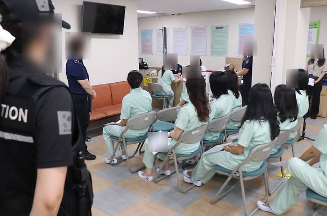 지난 17일 청주여자교도소에서 입소 절차가 이루어지고 있다./법무부 제공