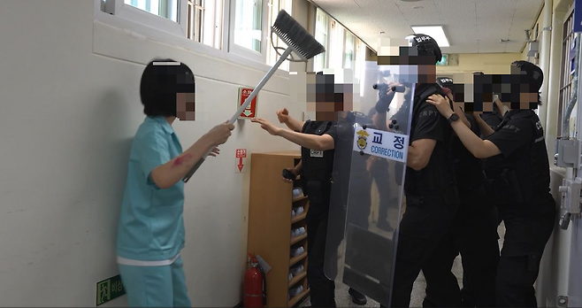 17일 오후 청주여자교도소에서 수용자가 소란·난동을 부리는 가상 상황을 진압하는 훈련이 진행되고 있다. 법무부 제공