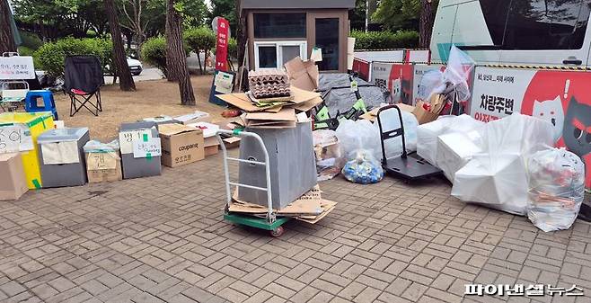 18일 서울 송파구 올림픽공원 집회 현장 인근에 임시 분리수거함과 종이상자, 쓰레기봉투 등이 놓여 있다. 사진=한승곤 기자