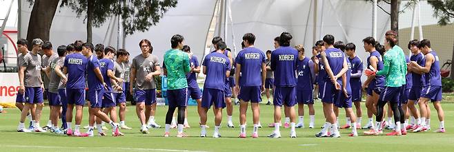축구 대표팀이 19일(현지시간) 멕시코 과달라하라 치바스 바예 베르데 훈련장에서 회복훈련에 앞서 모여 홍명보 감독의 얘기를 듣고 있다. 강정현 기자