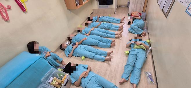 지난 17일 충북 청주여자교도소에서 법조기자단이 수용자 체험을 하고 있다. 법무부 제공