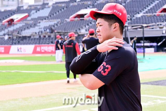 21일 오후 경기도 수원KT위즈파크 진행된 '2026 신한 SOL KBO 리그' 기아 타이거즈 - 수원 KT 위즈의 경기. 경기 전 기아 시라카와 케이쇼가 훈련을 위해 외야로 향하고 있다./수원 = 곽경훈 기자