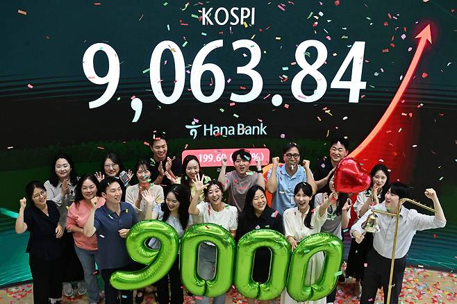 18일 서울 중구 하나은행 본점 딜링룸에서 직원들이 코스피 9000 돌파 축하 세리머니를 하고 있다. 이날 코스피는 199.60p(2.25%) 오른 9063.84로 마감했다.  [연합]