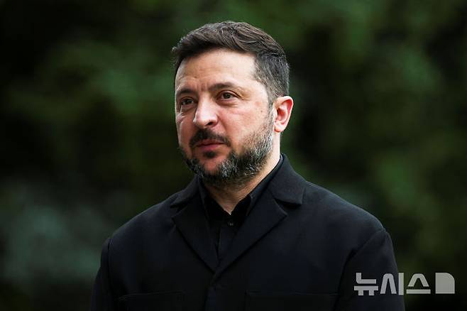Ukrainian President Volodymyr Zelenskyy meets with British Prime Minister Keir Starmer, not pictured, on the sidelines of the G7 summit, in Evian-les-Bains, France, Tuesday June 16, 2026. (Isabel Infantes/Pool Photo via AP)