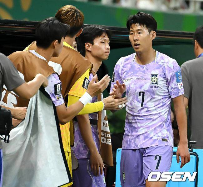 [OSEN=과달라하라(멕시코), 이대선 기자] 홍명보 감독이 이끄는 대한민국 축구대표팀은 19일 오전 10시(이하 한국시간) 멕시코 과달라하라의 에스타디오 과달라하라에서 열린 2026 국제축구연맹(FIFA) 북중미 월드컵 조별리그 A조 2차전에서 멕시코에 0-1로 패했다.이로써 한국은 1승 1패, 승점 3으로 멕시코(승점 6)에 이어 조 2위가 됐다. 체코와 남아프리카공화국이 나란히 승점 1에 머물러 있는 만큼 한국은 남아공과 최종전에서 무승부만 거둬도 조 2위를 확보할 수 있다.후반 대한민국 손흥민이 교체되며 선수들과 하이파이브를 하고 있다. 2026.06.19 /sunday@osen.co.kr