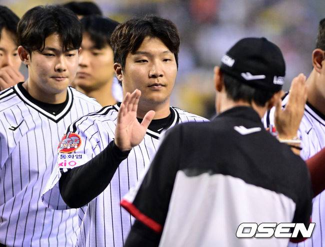 [OSEN=잠실, 조은정 기자]프로야구 LG 트윈스가 두산 베어스에 이틀 연속 역전승을 거뒀다. 또 역전 홈런포가 터졌다.&nbsp;&nbsp;LG는 20일 서울 잠실구장에서 열린 2026 KBO리그 두산과 경기에서 4-2로 승리했다. 4번타자 문보경이 8회 역전 결승 스리런 홈런을 쏘아올려 해결사가 됐다.&nbsp;LG 문보경이 염경엽 감독과 승리를 기뻐하고 있다.  2026.06.20 /cej@osen.co.kr