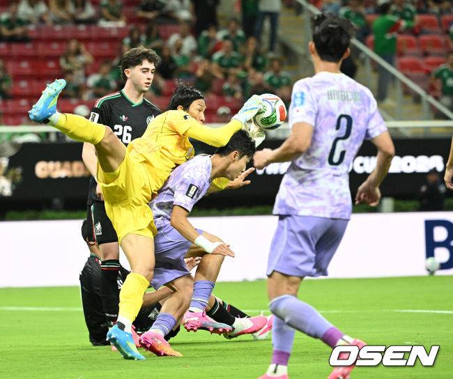 [OSEN=과달라하라(멕시코), 이대선 기자] 19일 (한국시각) 멕시코 에스타디오 과달라하라에서 2026 국제축구연맹(FIFA) 북중미 월드컵 A조 조별리그 2차전 대한민국과 멕시코의 경기가 열렸다.체코를 상대로 2-1 역전승을 거둔 한국은 멕시코전 승리와 함께 조 1위 도약을 노린다. 멕시코 역시 남아프리카공화국을 2-0으로 꺾고 승점 3점을 확보했다. 후반 한국이 김승규 골키퍼의 실책으로 실점 하고 있다. 2026.06.19 /sunday@osen.co.kr