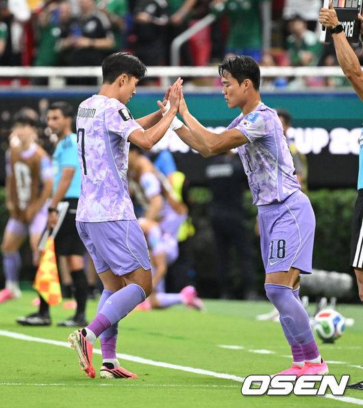 [OSEN=과달라하라(멕시코), 이대선 기자] 19일 (한국시각) 멕시코 에스타디오 과달라하라에서 2026 국제축구연맹(FIFA) 북중미 월드컵 A조 조별리그 2차전 대한민국과 멕시코의 경기가 열렸다.체코를 상대로 2-1 역전승을 거둔 한국은 멕시코전 승리와 함께 조 1위 도약을 노린다. 멕시코 역시 남아프리카공화국을 2-0으로 꺾고 승점 3점을 확보했다.후반 손흥민이 교체되고 있다. 2026.06.19 /sunday@osen.co.kr