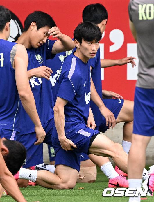 [OSEN=사포판(멕시코), 이대선 기자] 2026 북중미 월드컵에 참가하는 한국 축구국가대표팀이 9일(한국시각) 멕시코 과달라하라 인근 사포판의 치바스 베르데 바예에서 훈련을 진행했다.한국은 과달라하라에서 체코와 멕시코를 차례로 상대한 뒤 조별리그 마지막 경기를 치른다.김문환이 훈련을 하고 있다. 2026.06.09 /sunday@osen.co.kr