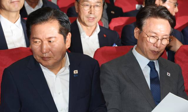 ▲더불어민주당 정청래 대표와 김민석 국무총리가 21일 국회 의원회관에서 열린 6·3 지방선거 단체장 당선자 워크숍에 참석해 있다. ⓒ연합뉴스