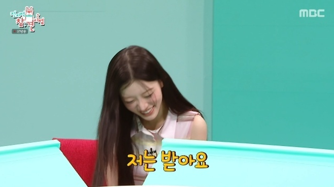 아일릿 멤버들이 조금씩 정산을 받고 있는 가운데, 민주는 아직 부모님께 용돈을 받고 있다고 털어놓았다. MBC ‘전지적 참견 시점’ 캡처
