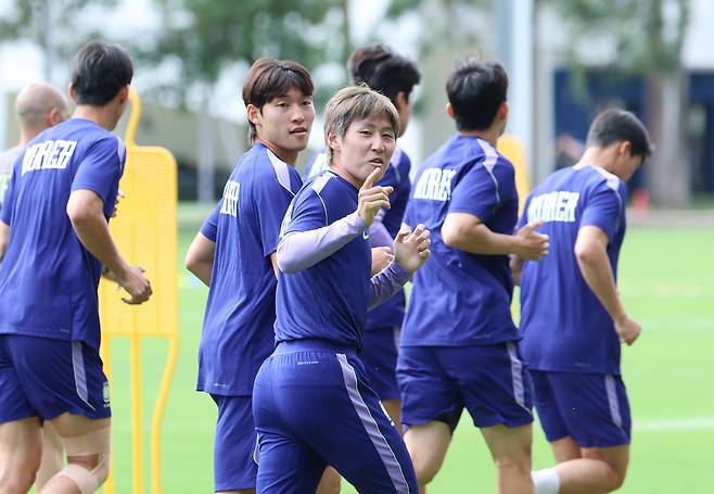 축구대표팀 이강인이 18일 멕시코 과달라하라 인근 사포판의 치바스 바예 베르데에서 밝게 웃으며 훈련을 하고 있다. 연합뉴스