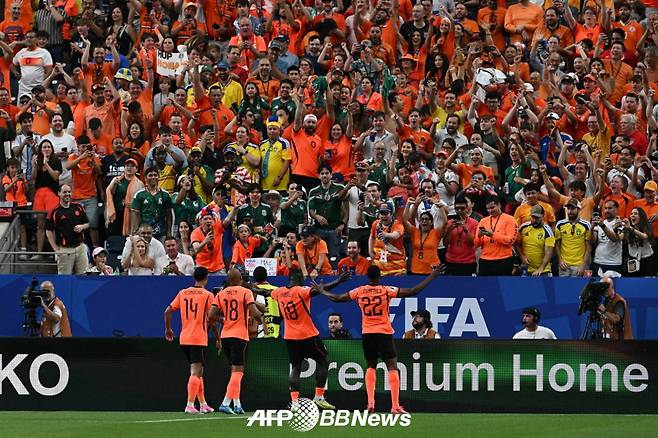 네덜란드 선수들과 팬들이 21일 미국 휴스턴 스타디움에서 열린 2026 FIFA 북중미 월드컵 조별리그 F조 2차전 스웨덴전 득점 이후 기뻐하고 있다. /AFPBBNews=뉴스1