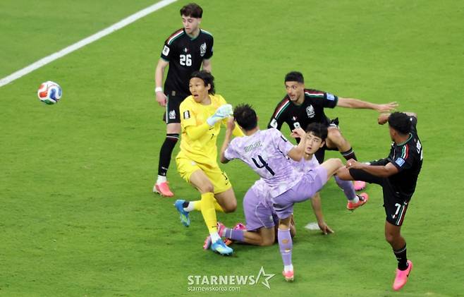 2026 북중미월드컵 A조 예선 대한민국 대 멕시코 경기가 19일(한국 시간) 멕시코 과달라하라 에스타디오 아크론에서 열렸다. 후반 멕시코 로모가 김승규과 이기혁의 충돌로 흘러나온 볼을 골로 연결시키고 있다. /사진=김진경 대기자