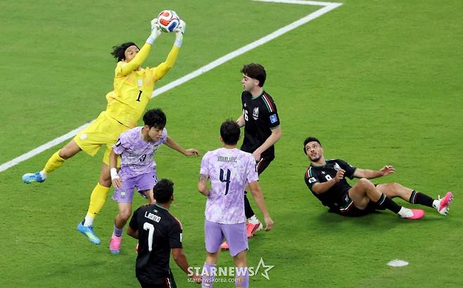 2026 북중미월드컵 A조 예선 대한민국 대 멕시코 경기가 19일(한국 시간) 멕시코 과달라하라 에스타디오 아크론에서 열렸다. 후반 멕시코 로모가 김승규과 이기혁의 충돌로 흘러나온 볼을 골로 연결시키고 있다. /사진=김진경 대기자