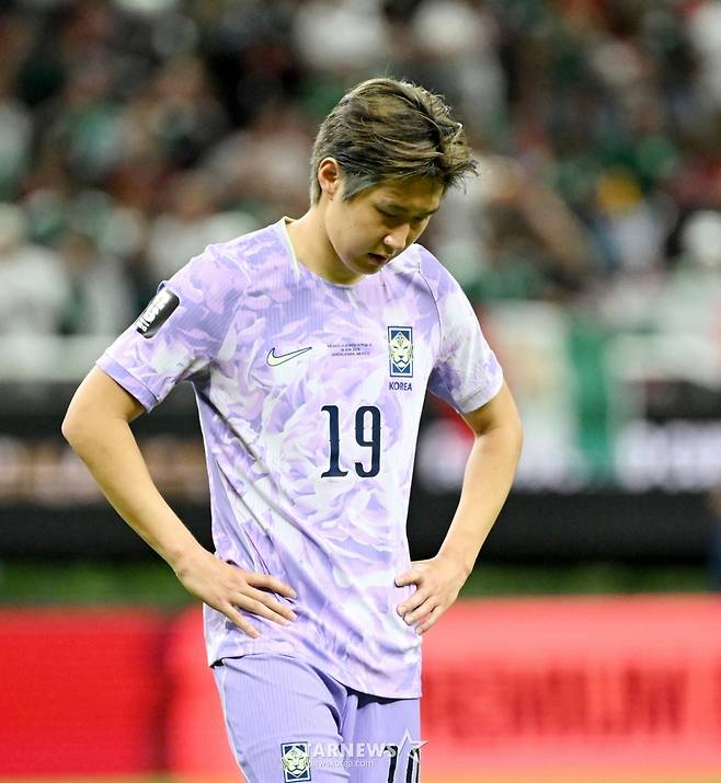 고개떨군 이강인 2026 북중미월드컵 A조 예선 대한민국 대 멕시코 경기가 19일(한국 시간) 멕시코 과달라하라 에스타디오 아크론에서 열렸다. 손흥민, 이강인, 황인범과 후반 교체투입된 황희찬 등 선수들이 0-1로 패한 멕시코전을 마무리하고 있다. /사진=김진경 대기자
