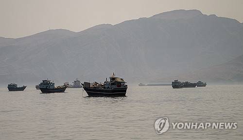 지난 19일 오만 무산담에서 바라본 호르무즈해협의 모습 [로이터=연합뉴스 자료사진. 재판매 및 DB 금지]