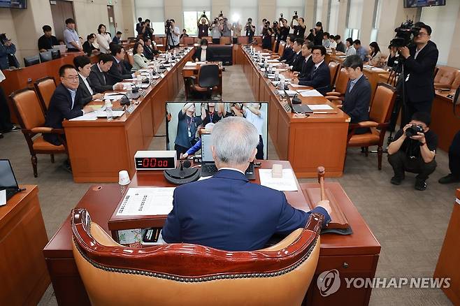 '투표용지 부족 사태' 선관위 국조특위 본격 가동 (서울=연합뉴스) 신현우 기자 = 18일 국회에서 열린 제9회 전국동시지방선거 투표용지 부족 사태 등 국민 참정권 침해 진상규명 및 선거관리 개혁을 위한 국정조사 특별위원회 제1차 전체회의에서 위원장 직무대행인 더불어민주당 양부남 의원이 개회를 선언하고 있다. 2026.6.18 nowwego@yna.co.kr