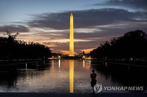 워싱턴 기념탑이 비치는 리플렉팅 풀 [AP=연합뉴스. 재판매 및 DB 금지]