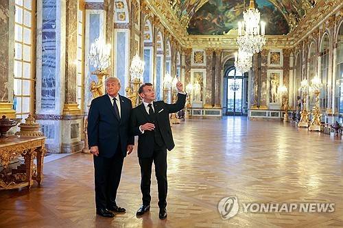 베르사유 궁전의 트럼프 [AFP=연합뉴스. 재판매 및 DB 금지]