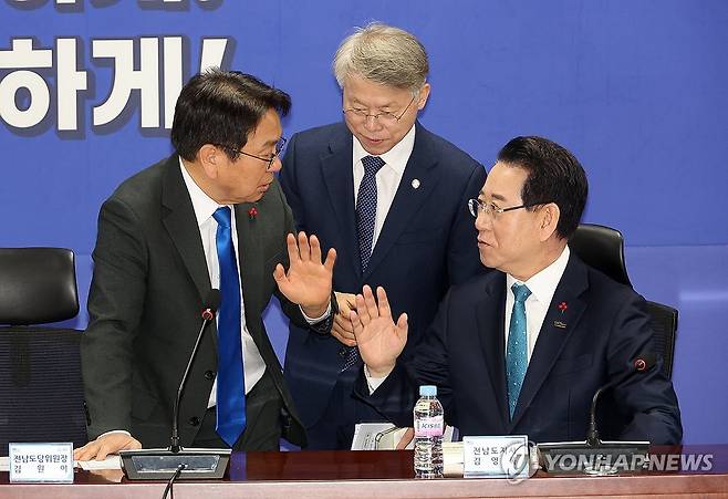 강기정 광주시장-김영록 전남지사, "명칭은? 청사는?"  지난 1월 전남광주특별법 초안 논의 당시 사진 [연합뉴스 자료사진]