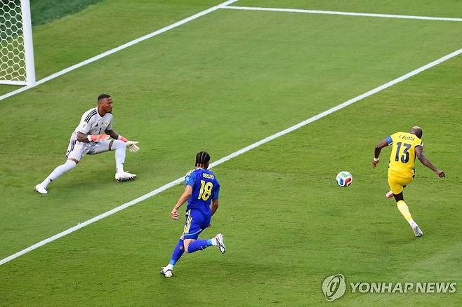 에콰도르 에네르 발렌시아(오른쪽)의 슈팅 장면. [AP=연합뉴스]