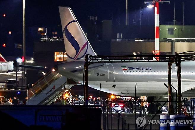 스위스 취리히 공항에 도착한 이란 대표단의 항공기 [로이터=연합뉴스. 재판매 및 DB 금지]