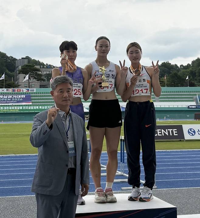 22일 경북 예천스타디움서 열린 KAAF배 제54회 그린 전국육상경기대회 여자일반부 200m서 우승을 차지한 가평군청 전하영(사진 오른쪽에서 2번째)이 기념 촬영을 하고 있다. 사진=가평군청