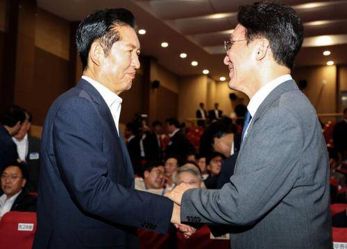 ◇더불어민주당 정청래 대표와 김민석 국무총리가 21일 국회 의원회관에서 열린 6·3 지방선거 단체장 당선자 워크숍을 마친 뒤 악수하고 있다. 연합뉴스.